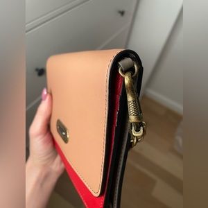 Bottega Veneta Color Block Wallet
On Chain Two Tone Hard Snap
Closure Pink & Red